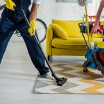 Praca w firmie sprzątającej — czy warto?