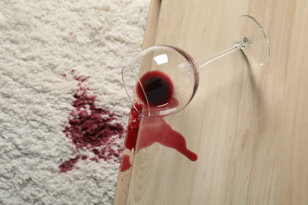Czyszczenie dywanów — Jak pozbyć się plam z czerwonego wina ?