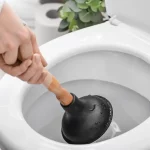 Jak odetkać kibel — skuteczne sposoby na zapchaną toaletę