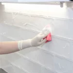 Jak usunąć tłuste plamy ze ściany? Porady i wskazówki