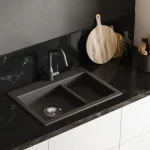 Jak czyścić czarną armaturę łazienkową i kuchenną? Sprawdzone sposoby