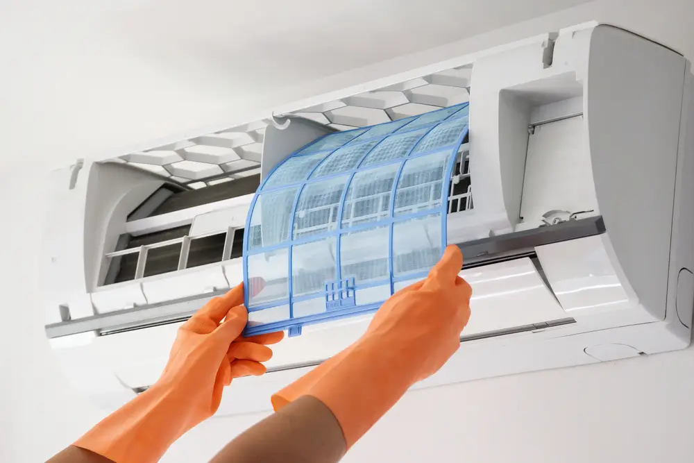 Czyszczenie klimatyzatorów – jak samodzielnie czyścić klimatyzator w domu?